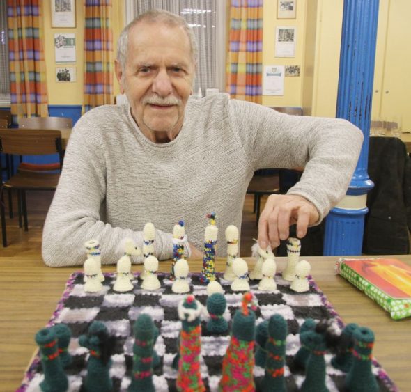 Gehäkeltes Schachspiel für Jubilar Kolb